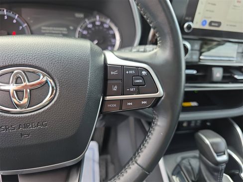 Used 2024 Toyota Highlander LE image 23