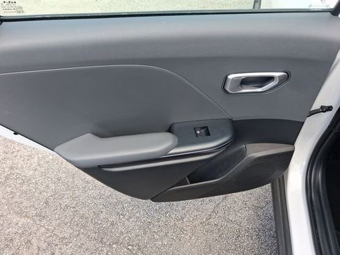 Used 2025 Kia K4 LXS image 9