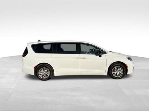 Used 2024 Chrysler Pacifica Touring-L image 9