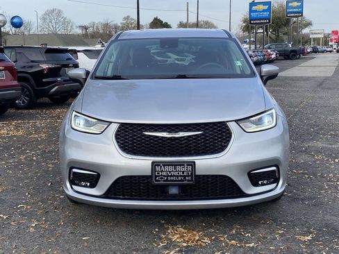 Used 2023 Chrysler Pacifica Touring-L image 2