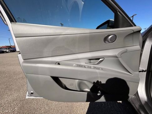 Used 2025 Hyundai Elantra SE FWD image 21