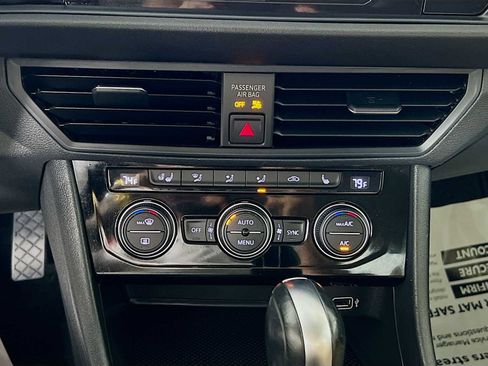Used 2019 Volkswagen Jetta SE w/ Cold Weather Package image 16