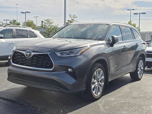 Used 2024 Toyota Highlander Limited AWD/4WD image 3