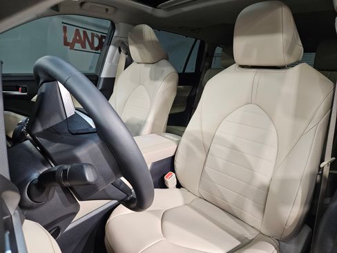 Certified 2024 Toyota Highlander XLE FWD image 24
