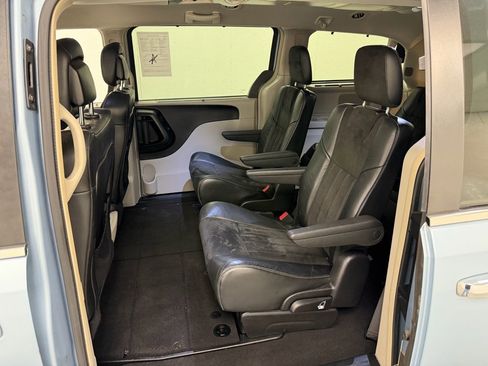 Used 2016 Chrysler Town & Country Limited image 18