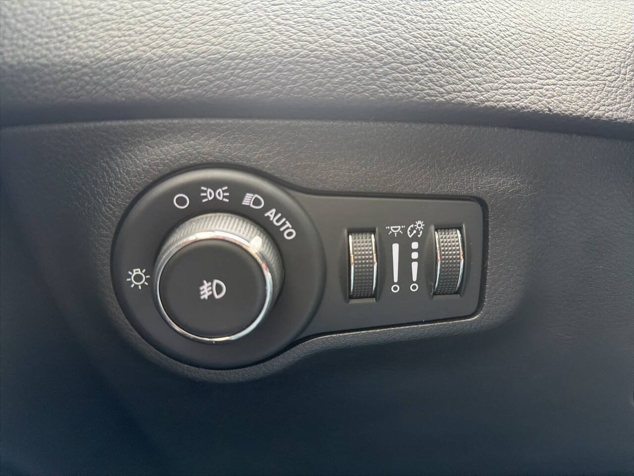 Used 2018 Jeep Compass Latitude w/ Cold Weather Group FWD image 11