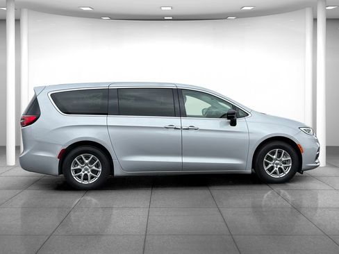 Used 2024 Chrysler Pacifica Touring-L FWD image 8