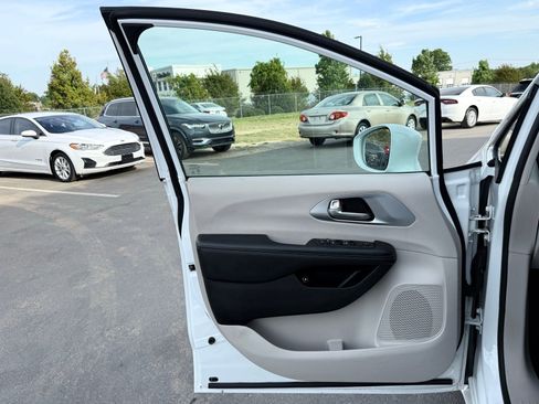 Used 2018 Chrysler Pacifica Touring Plus FWD image 16