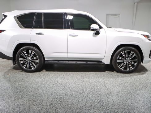 Used 2025 Lexus LX 600 4WD w/ Luxury Package image 6