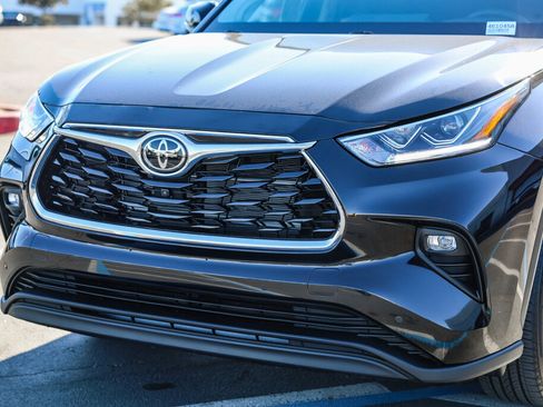 Certified 2025 Toyota Highlander Limited image 21