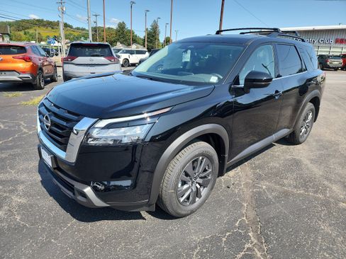 New 2025 Nissan Pathfinder SV image 4