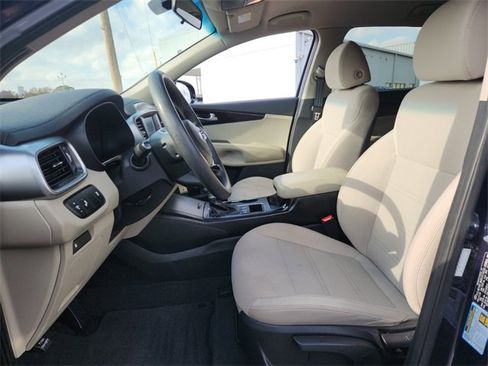 Used 2020 Kia Sorento LX image 9