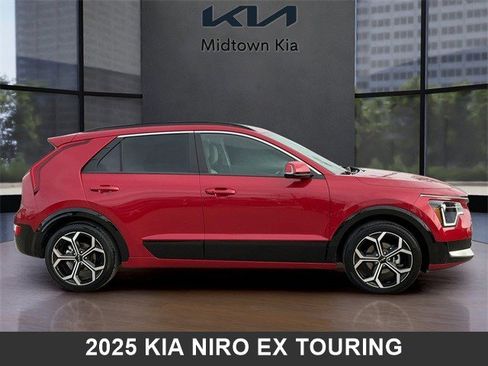 Used 2025 Kia Niro EX Touring image 2