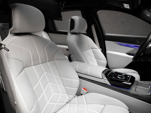 Used 2024 BMW 760i xDrive w/ Executive Package image 61