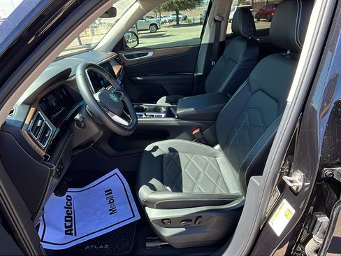 Used 2024 Volkswagen Atlas SE w/ Black Wheel Package image 10