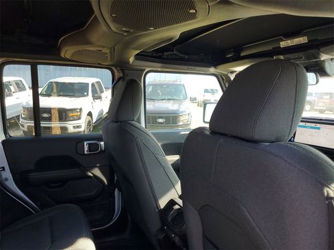 Used 2024 Jeep Wrangler Sahara image 30