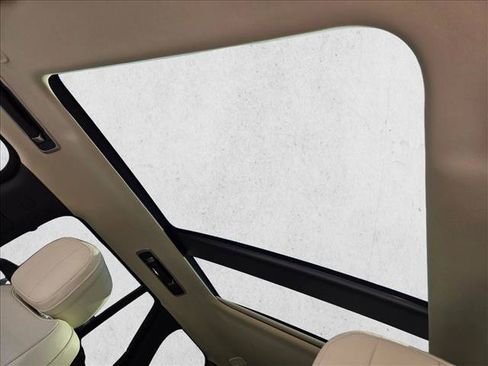 Certified 2025 Land Rover Range Rover SE AWD/4WD image 16