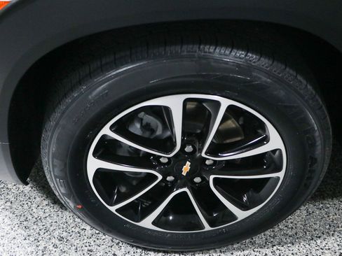 Used 2025 Chevrolet TrailBlazer LT w/ Convenience Package FWD image 11