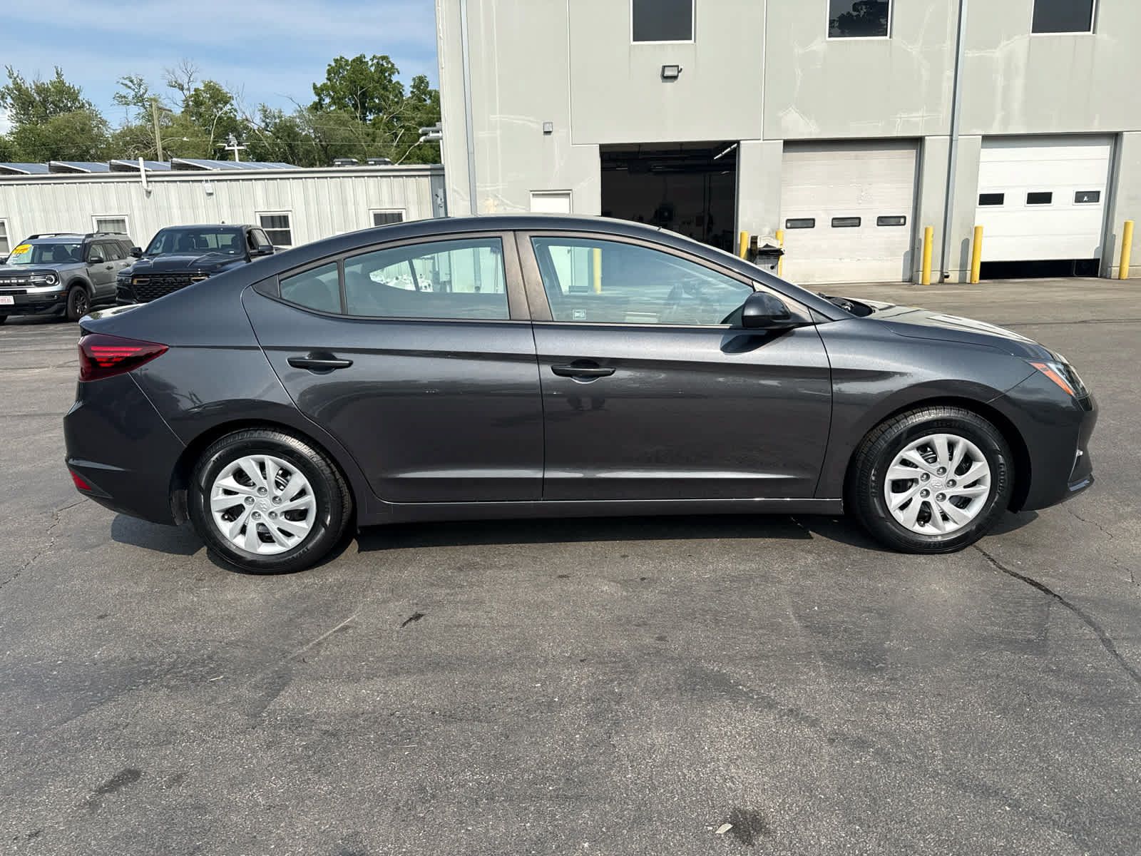 Used 2020 Hyundai Elantra SE FWD image 2