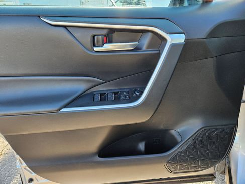 Used 2022 Toyota RAV4 XLE w/ Convenience Package image 12