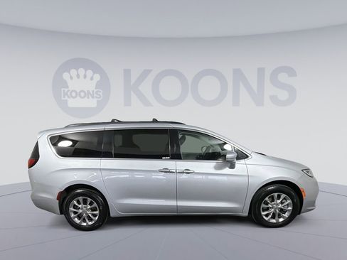 Used 2022 Chrysler Pacifica Touring-L image 8