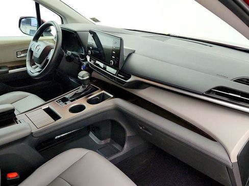 Used 2021 Toyota Sienna XLE image 25