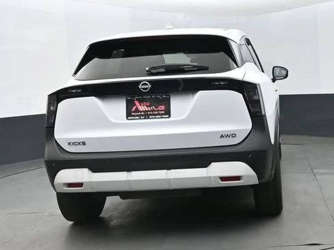 Used 2025 Nissan Kicks SV AWD/4WD image 8