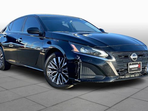 Used 2023 Nissan Altima 2.5 SV image 2