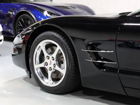 Used 2004 Chevrolet Corvette Coupe w/ Roof Package RWD image 23