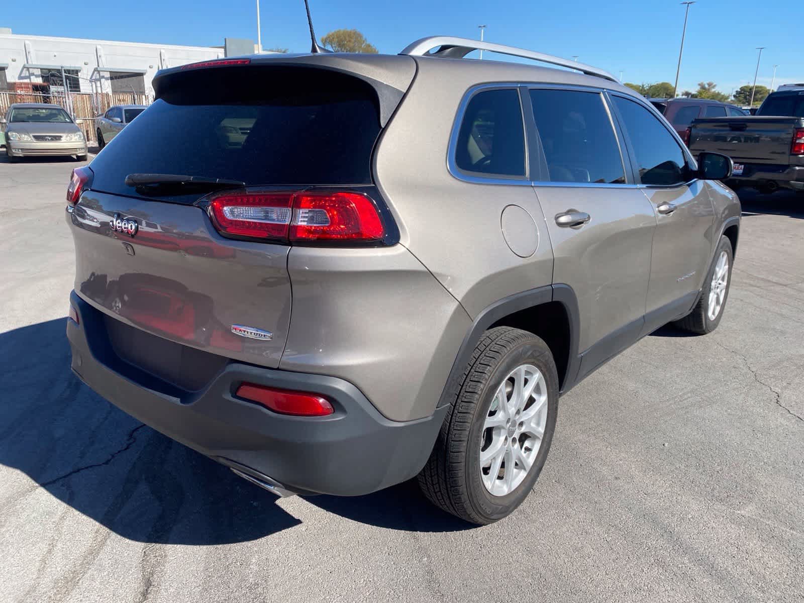 Used 2016 Jeep Cherokee Latitude w/ Comfort/Convenience Group FWD image 6
