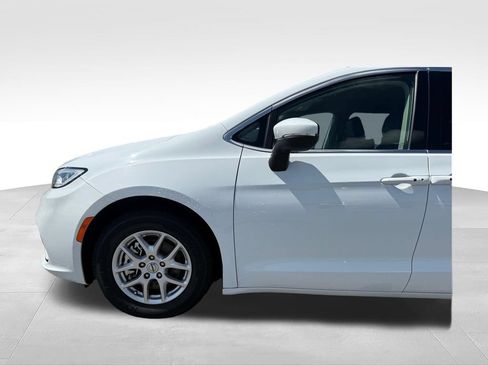 Used 2023 Chrysler Pacifica Touring-L FWD image 24