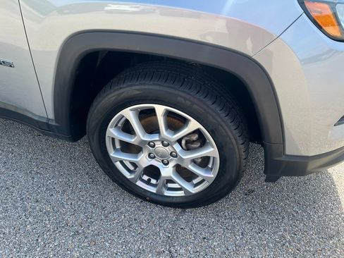 Used 2022 Jeep Compass Latitude image 3