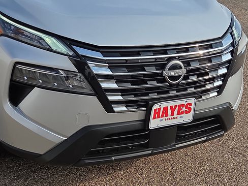 Used 2024 Nissan Rogue SV image 6