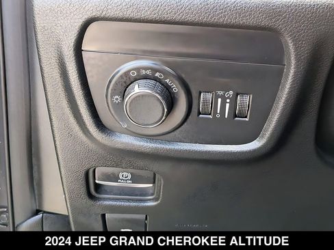 Used 2024 Jeep Grand Cherokee Altitude RWD image 20