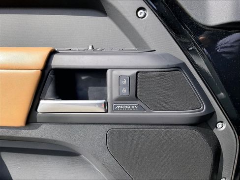 Used 2025 Land Rover Defender 130 X-Dynamic SE image 34