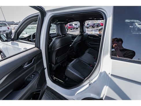 Used 2025 Jeep Grand Cherokee Altitude AWD/4WD image 23