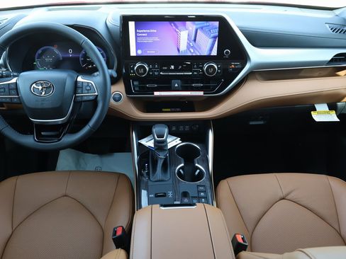 New 2026 Toyota Highlander Platinum image 2