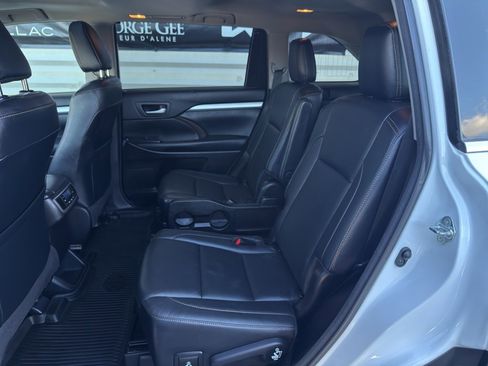 Used 2018 Toyota Highlander XLE image 11