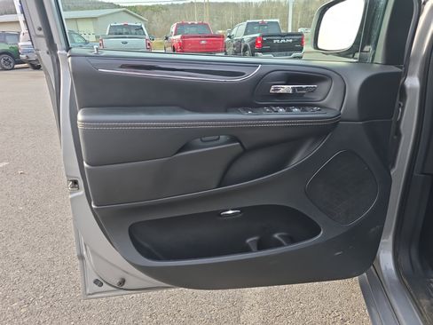 Used 2019 Dodge Grand Caravan SE image 17
