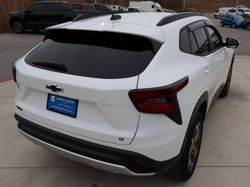 Used 2025 Chevrolet Trax LT w/ Driver Confidence Package image 5