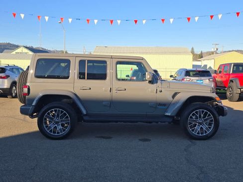 Used 2022 Jeep Wrangler Unlimited Sahara AWD/4WD image 6