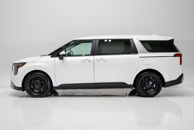 Used 2025 Kia Carnival LX FWD image 30