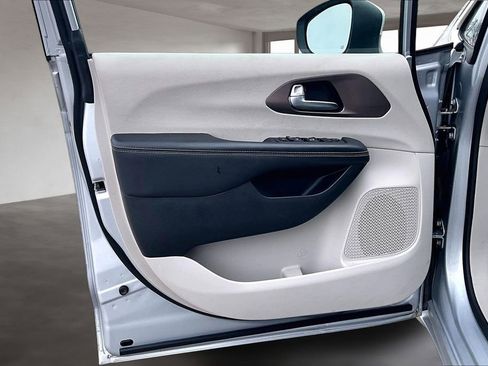 Used 2023 Chrysler Voyager LX image 24