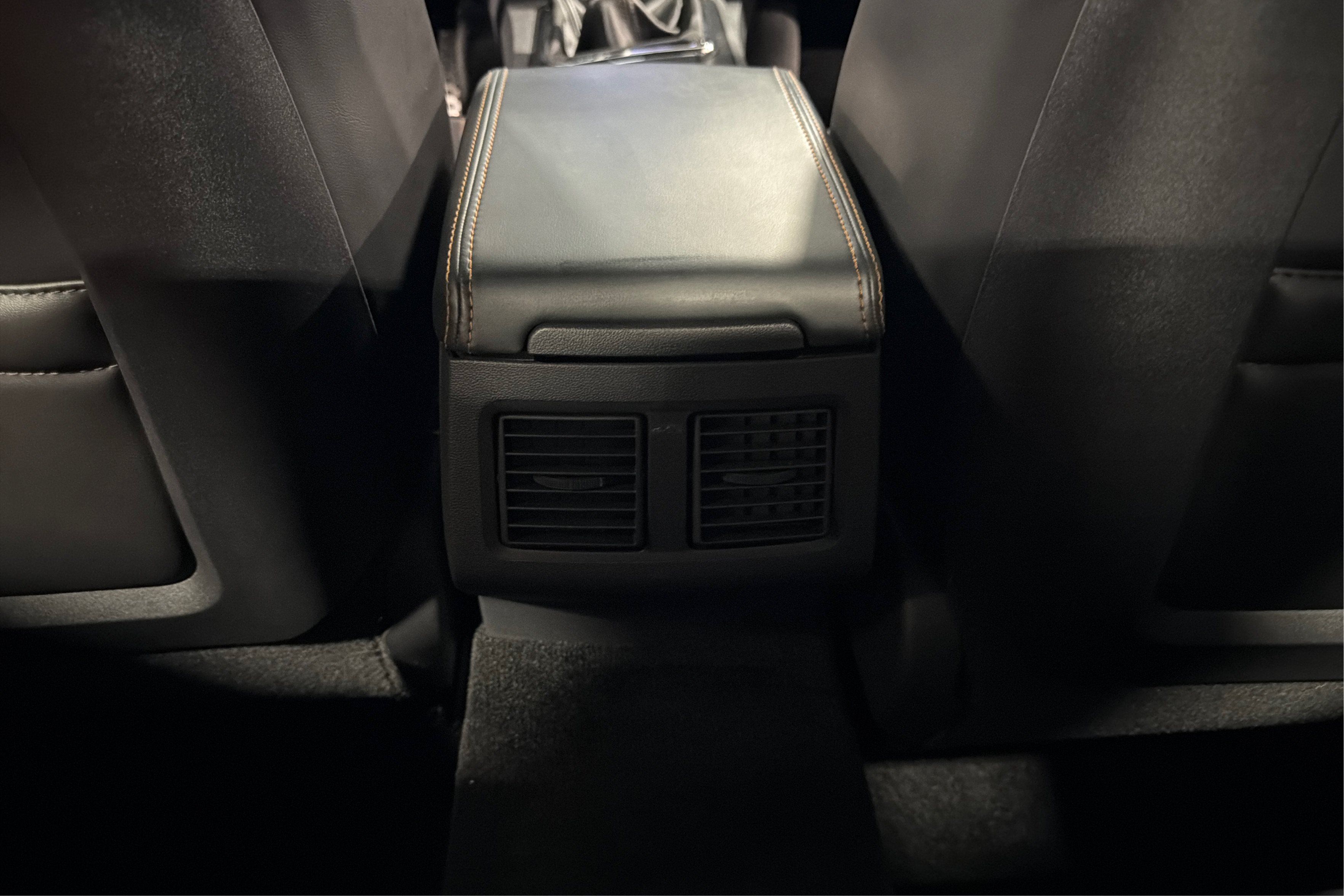 Used 2014 Dodge Challenger R/T RWD image 34