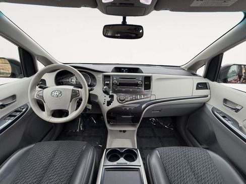 Used 2013 Toyota Sienna SE FWD image 11