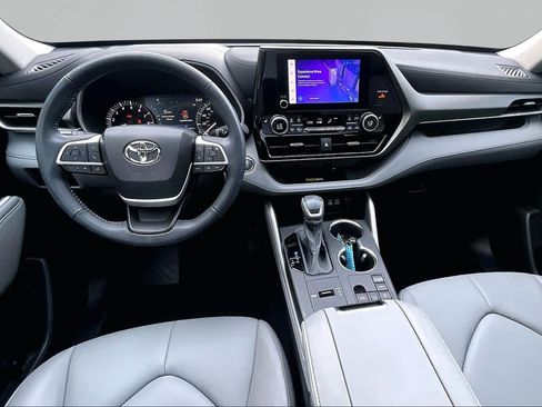 Used 2023 Toyota Highlander XLE FWD image 16