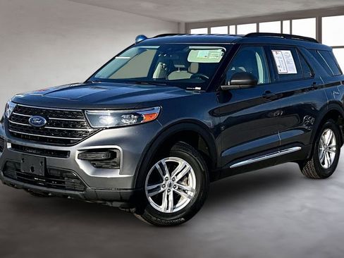 Used 2023 Ford Explorer XLT image 2