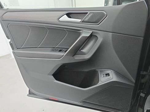 Used 2022 Volkswagen Tiguan SE w/ Panoramic Sunroof Package image 27