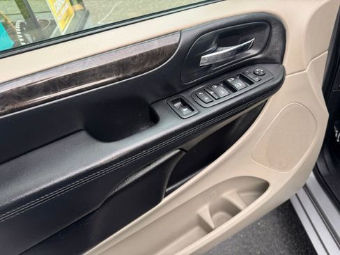 Used 2016 Dodge Grand Caravan SXT image 14