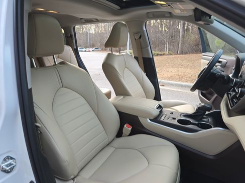 Used 2022 Toyota Highlander XLE image 10